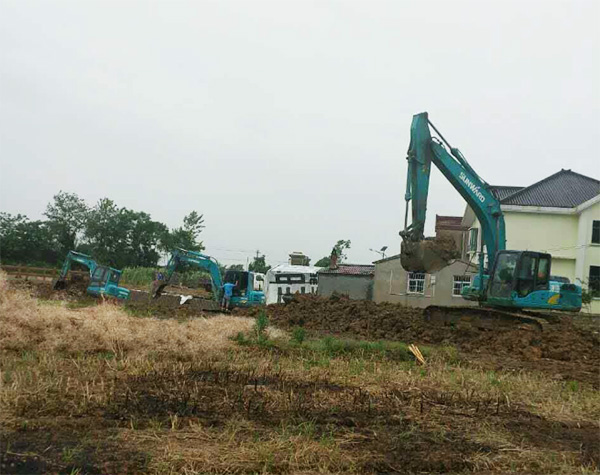 抗洪英雄显身手，胜游网电脑版_胜游(中国)智能系列挖掘机奔赴抗洪一线