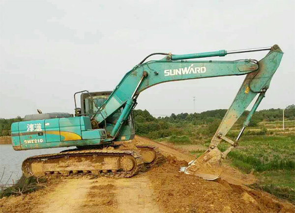 抗洪英雄显身手，胜游网电脑版_胜游(中国)智能系列挖掘机奔赴抗洪一线