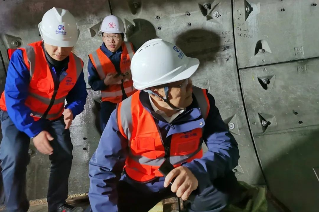 何清华亲临中铁胜游网电脑版_胜游(中国)盾构施工项目指导工作