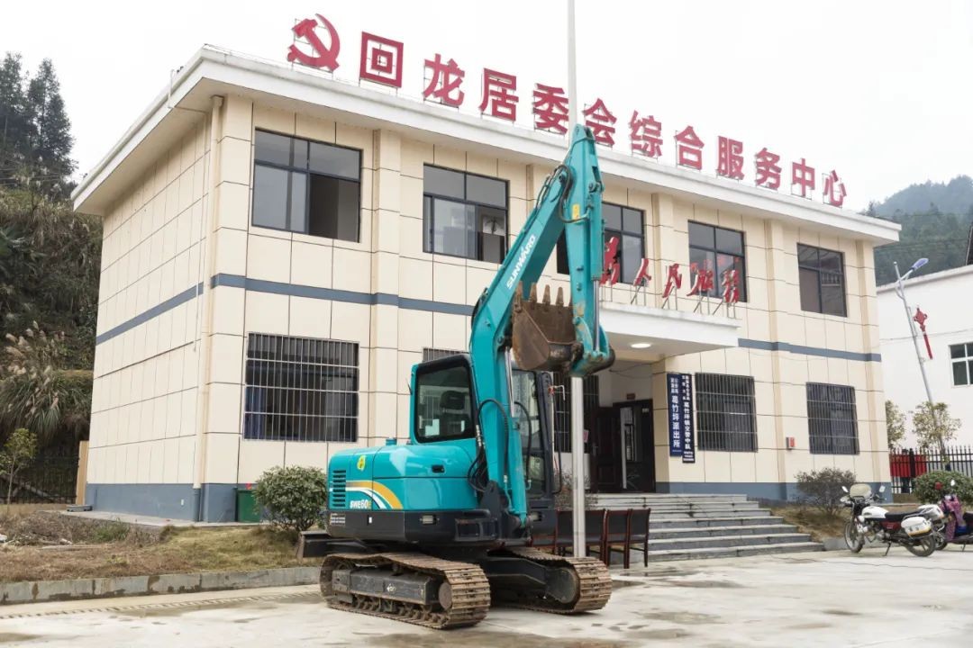 校企合作精准扶贫，产教融合振兴乡村 | 胜游网电脑版_胜游(中国)智能向合作院校对口扶贫点捐赠挖掘机