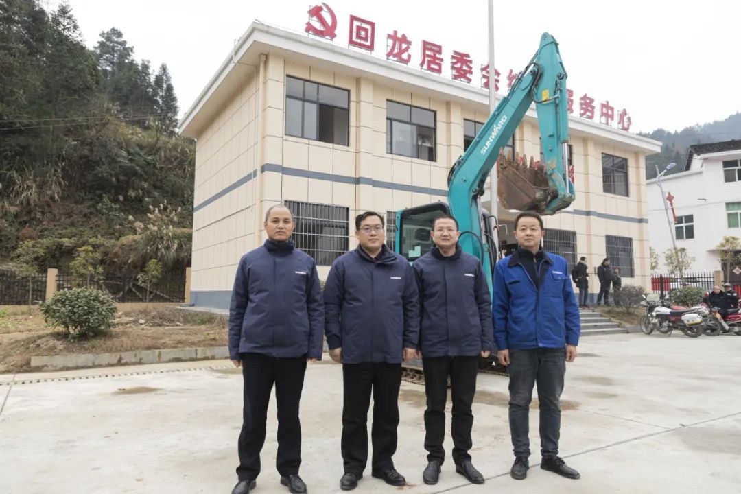 校企合作精准扶贫，产教融合振兴乡村 | 胜游网电脑版_胜游(中国)智能向合作院校对口扶贫点捐赠挖掘机