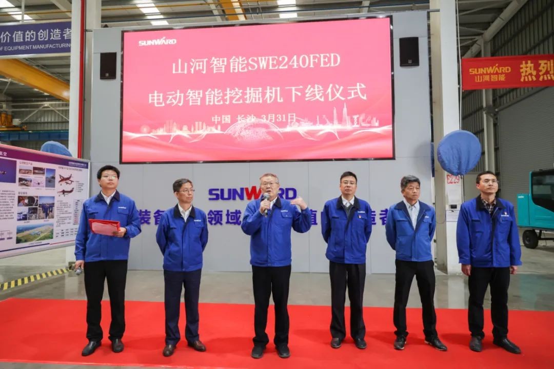 全国首台！胜游网电脑版_胜游(中国)智能SWE240FED电动智能挖掘机下线