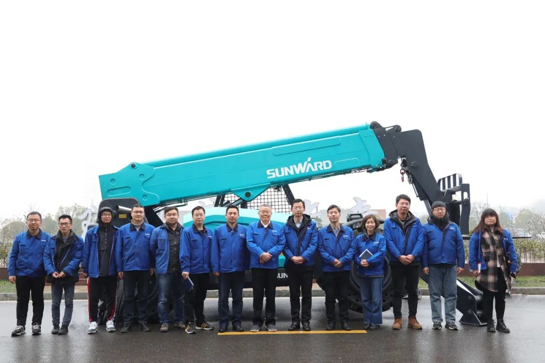 胜游网电脑版_胜游(中国)智能SWTH1056伸缩臂叉装车新机下线