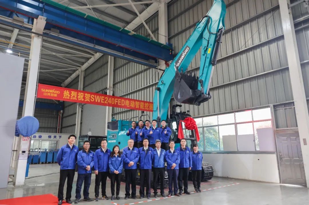 全国首台！胜游网电脑版_胜游(中国)智能SWE240FED电动智能挖掘机下线