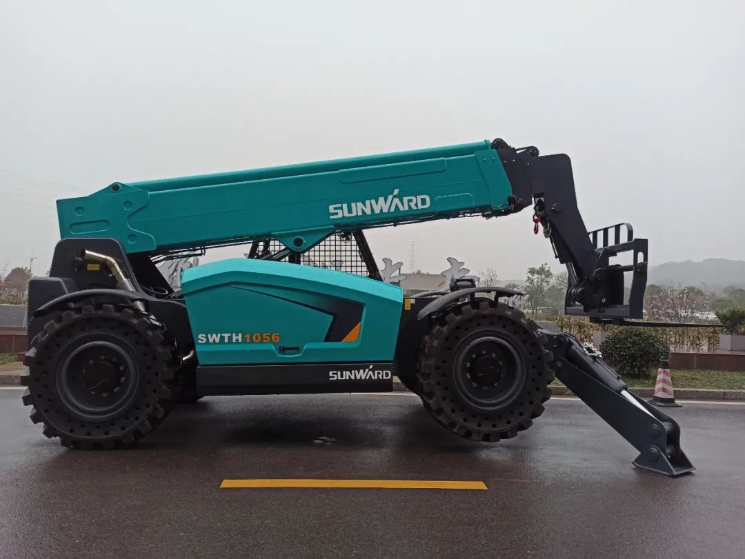 胜游网电脑版_胜游(中国)智能SWTH1056伸缩臂叉装车新机下线