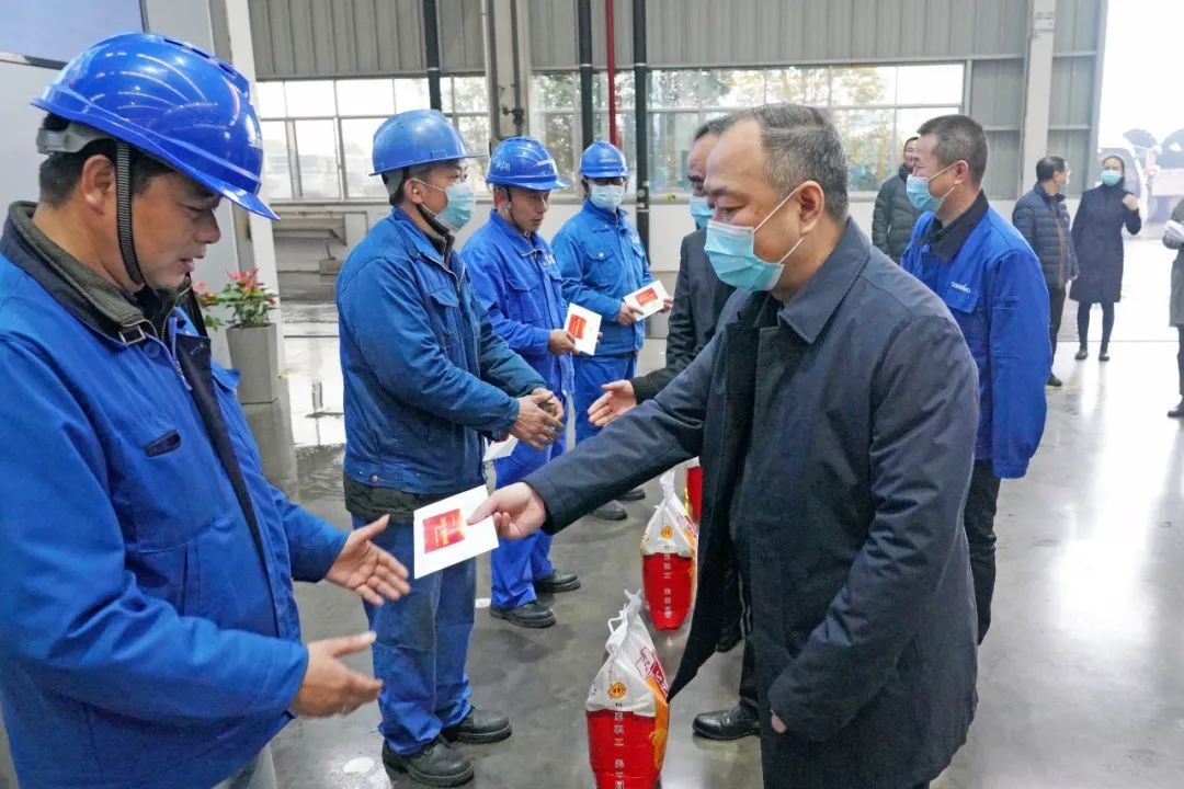 张庆红慰问胜游网电脑版_胜游(中国)智能困难党员