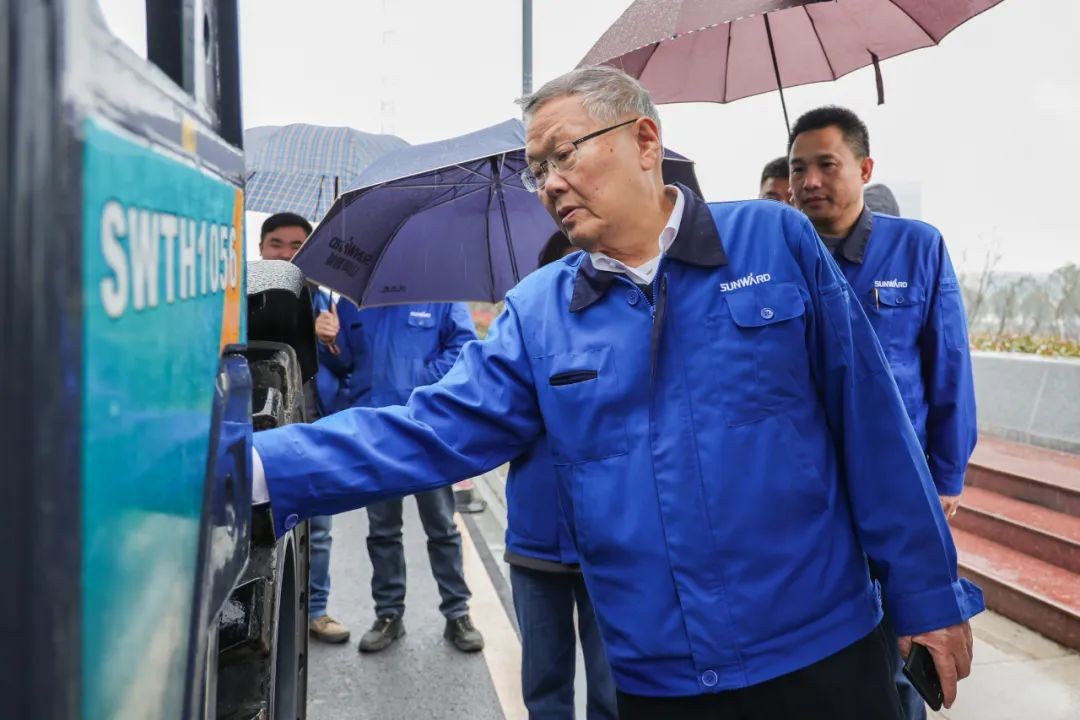 胜游网电脑版_胜游(中国)智能SWTH1056伸缩臂叉装车新机下线