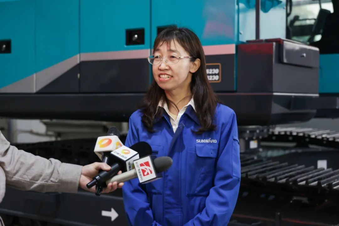 全国首台！胜游网电脑版_胜游(中国)智能SWE240FED电动智能挖掘机下线