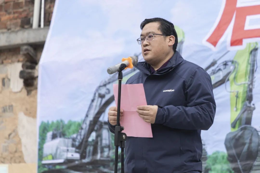 校企合作精准扶贫，产教融合振兴乡村 | 胜游网电脑版_胜游(中国)智能向合作院校对口扶贫点捐赠挖掘机