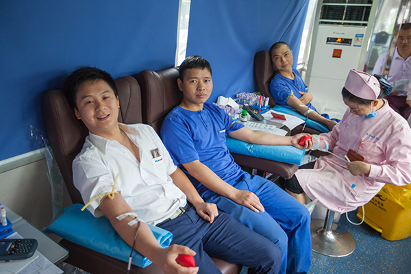 胜游网电脑版_胜游(中国)智能百余员工 冒雨争相献血