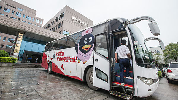 胜游网电脑版_胜游(中国)智能百余员工 冒雨争相献血