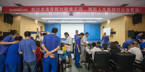 胜游网电脑版_胜游(中国)智能百余员工 冒雨争相献血