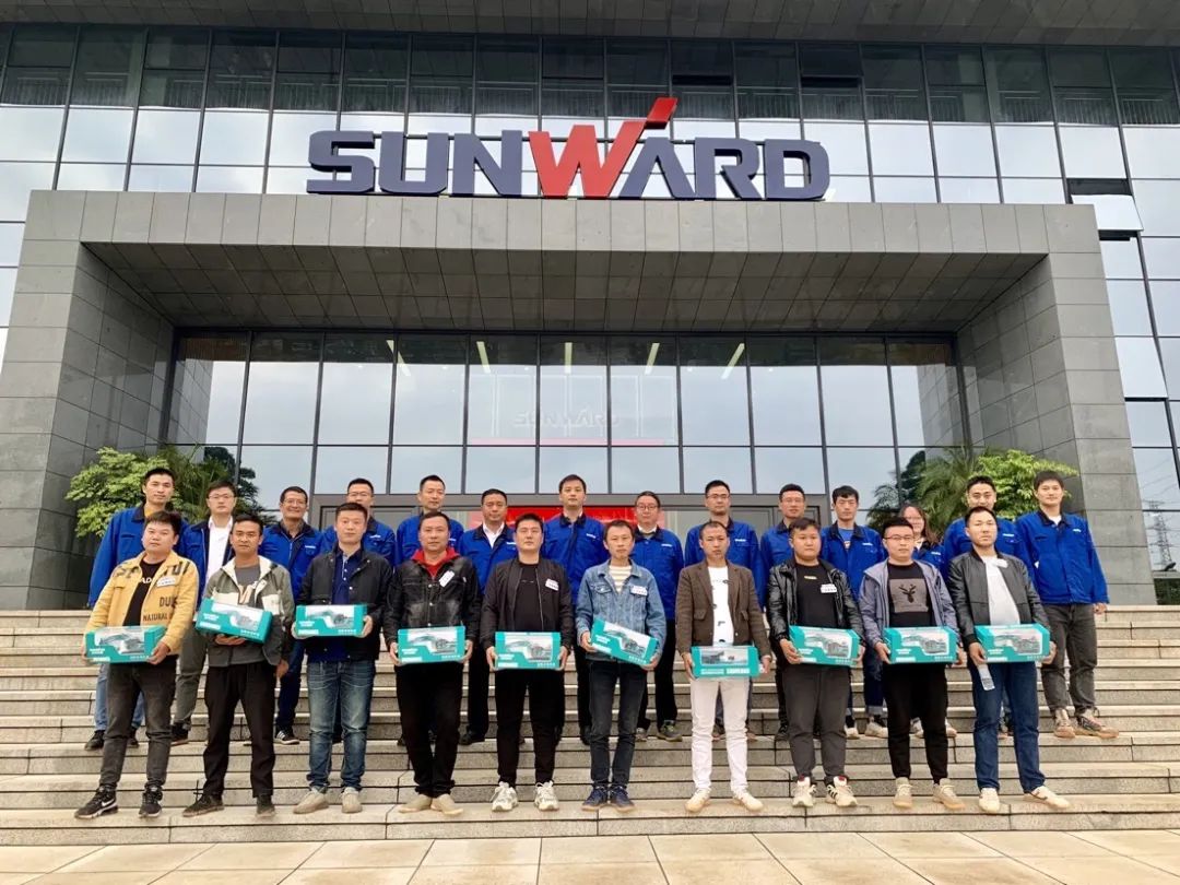 一起来“找茬”！10位“超级体验官”试驾胜游网电脑版_胜游(中国)智能最新“F系列”挖掘机