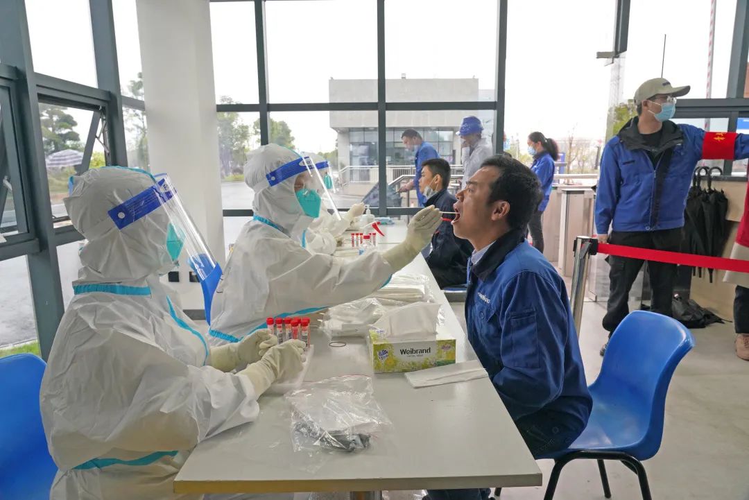 采样完成率近100%！胜游网电脑版_胜游(中国)智能第一时间开展全员核酸检测，保障安全生产