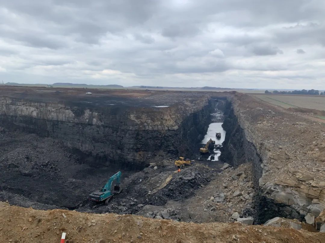 挑战矿山难题！胜游网电脑版_胜游(中国)智能95吨级矿用挖掘机成功进入非洲市场