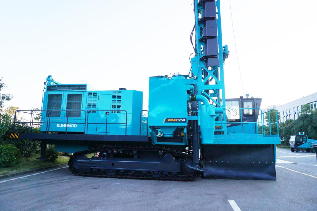 两种钻进模式+更大扭矩！胜游网电脑版_胜游(中国)智能自主研制的全液压牙轮钻机下线