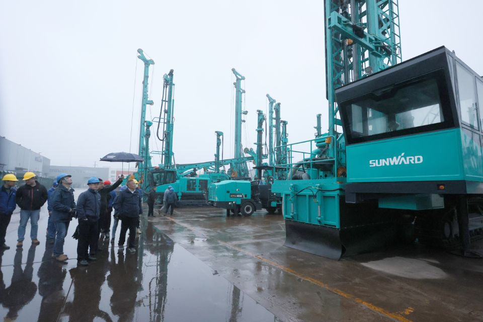 两种钻进模式+更大扭矩！胜游网电脑版_胜游(中国)智能自主研制的全液压牙轮钻机下线