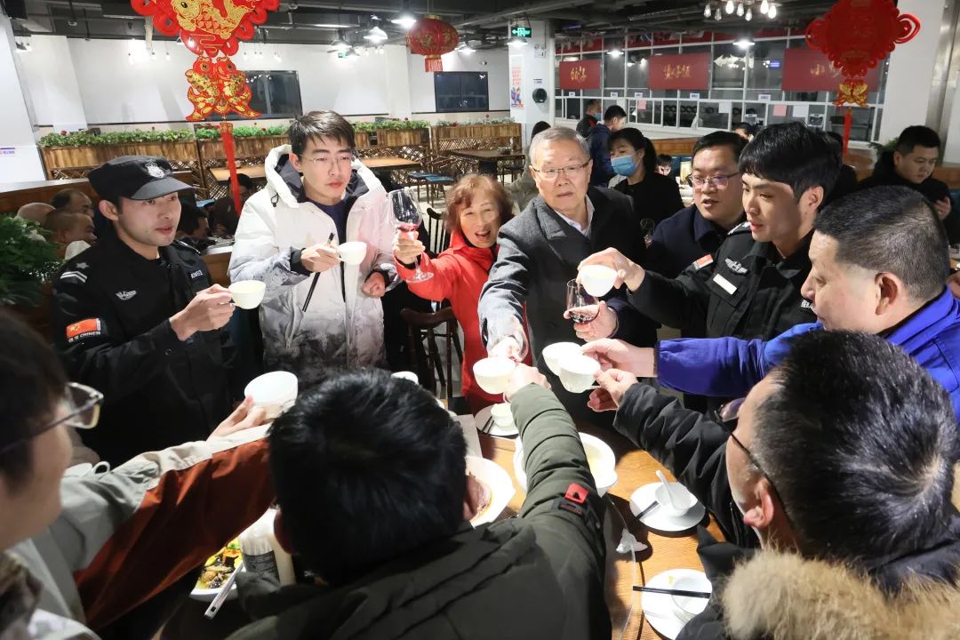 胜游网电脑版_胜游(中国)智能董事长何清华与留厂员工一起过大年！