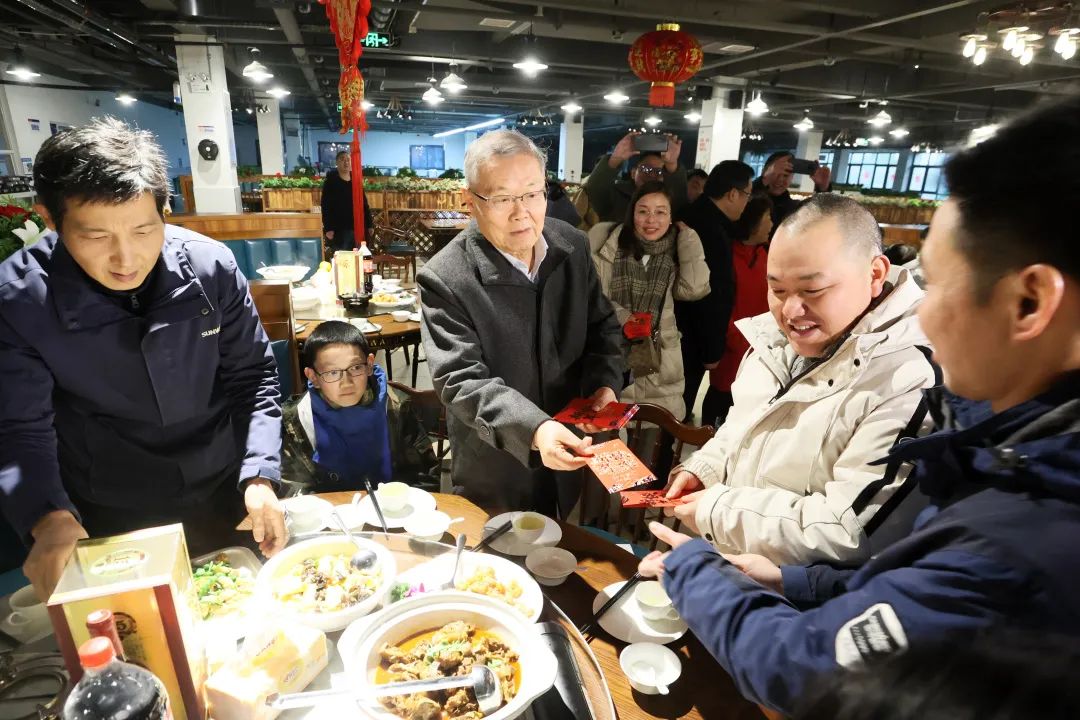 胜游网电脑版_胜游(中国)智能董事长何清华与留厂员工一起过大年！