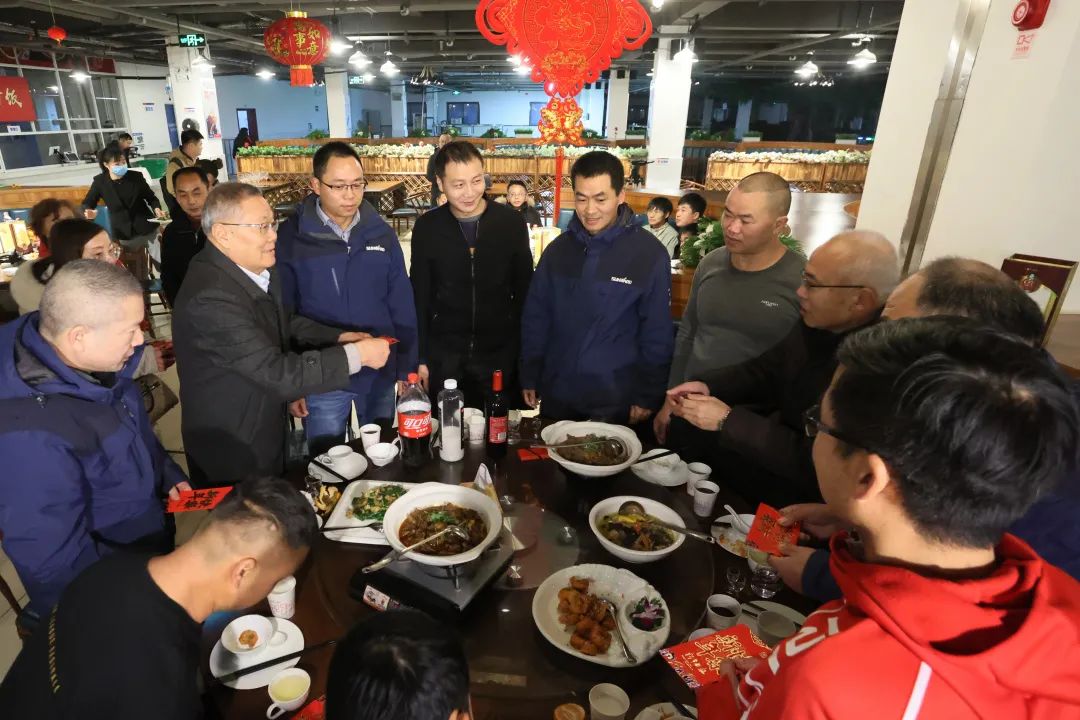 胜游网电脑版_胜游(中国)智能董事长何清华与留厂员工一起过大年！