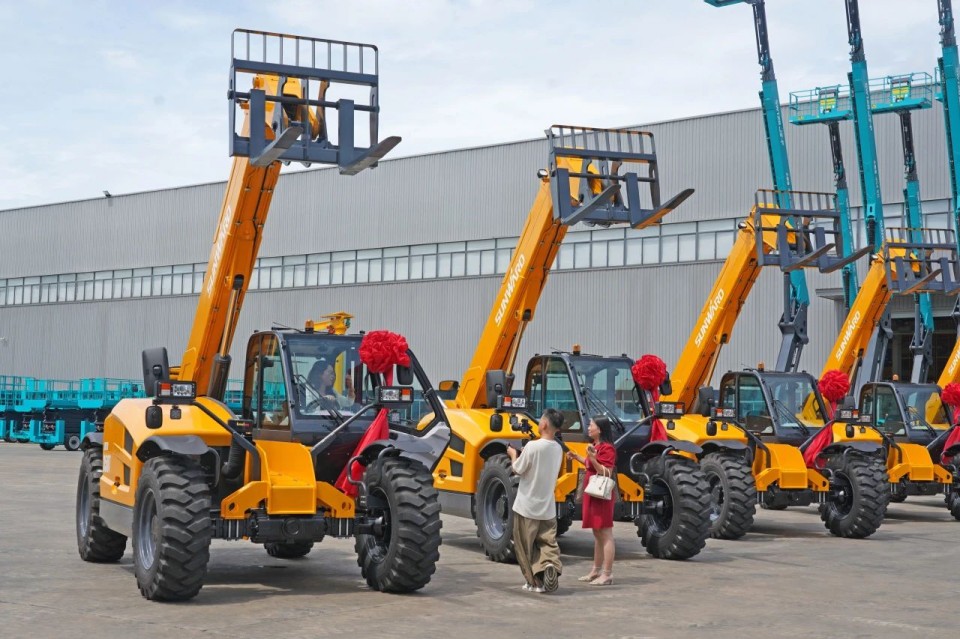 胜游网电脑版_胜游(中国)智能伸缩臂叉装车批量交付，即将奔赴新一线