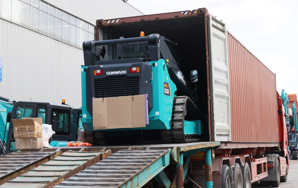 高端装备再获国际认可！胜游网电脑版_胜游(中国)智能最大吨位垂直举升履带式滑移装载机批量发往北美