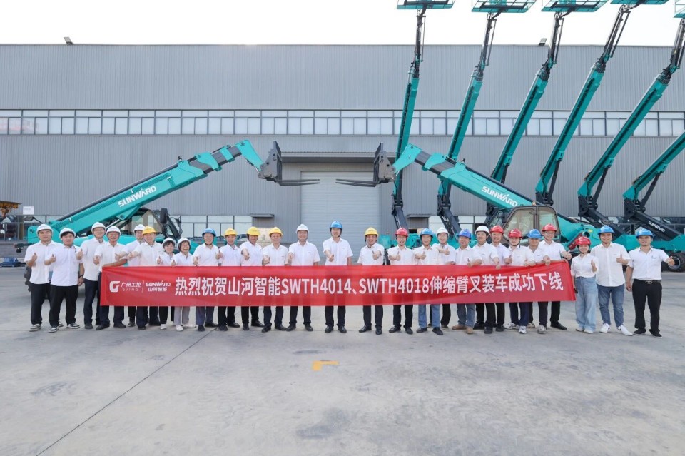 高端机型“双箭齐发”！胜游网电脑版_胜游(中国)智能两款伸缩臂叉装车成功下线