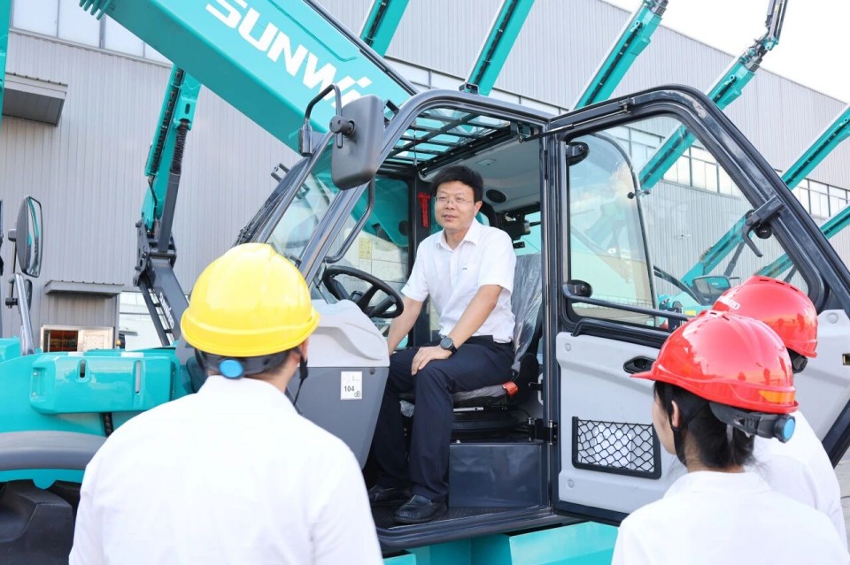 高端机型“双箭齐发”！胜游网电脑版_胜游(中国)智能两款伸缩臂叉装车成功下线