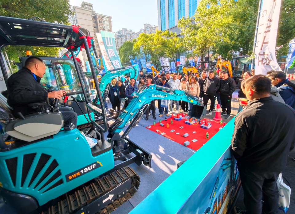 胜游网电脑版_胜游(中国)智能微挖“天团”闪耀武汉，引领绿色施工潮流