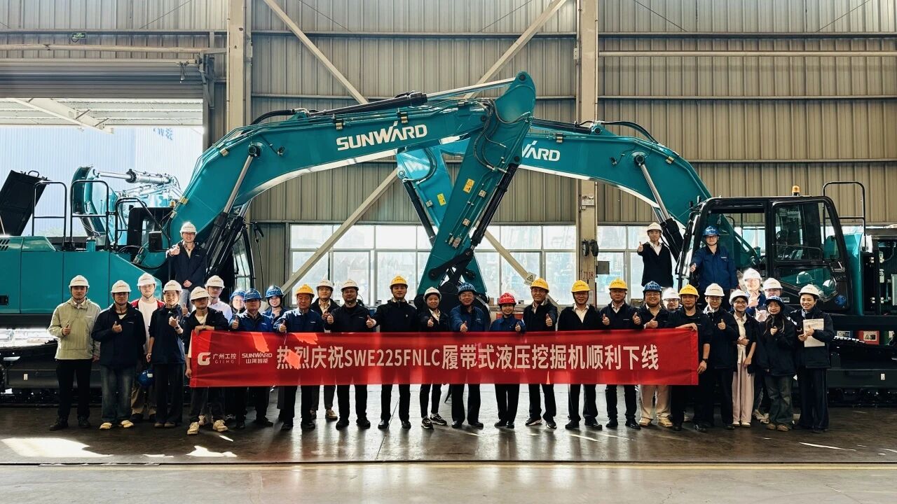 “双子星”闪耀！胜游网电脑版_胜游(中国)智能两款履带式液压挖掘机成功下线