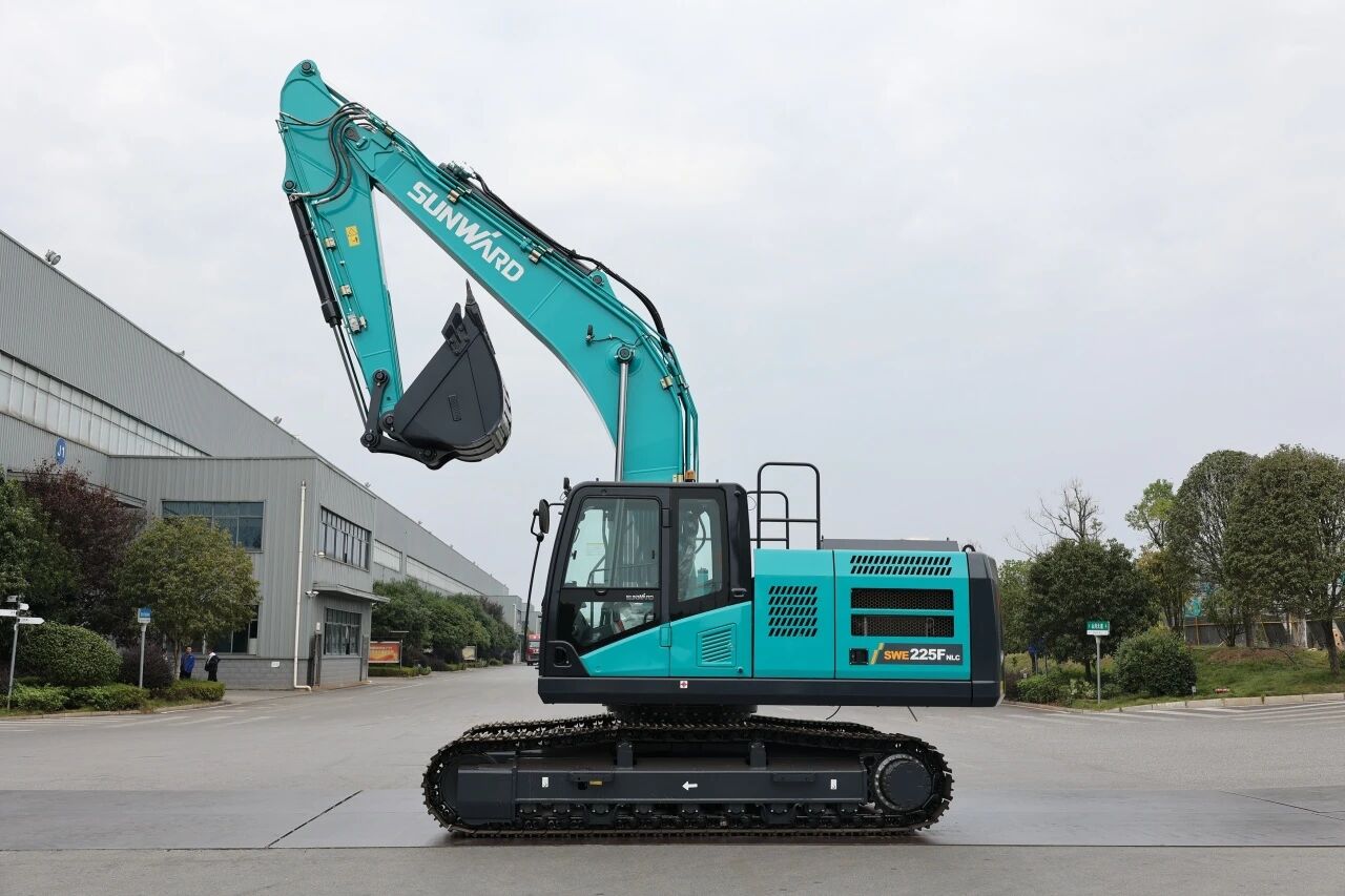 “双子星”闪耀！胜游网电脑版_胜游(中国)智能两款履带式液压挖掘机成功下线