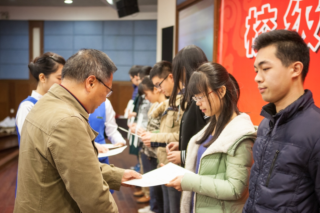 2015年度“胜游网电脑版_胜游(中国)英才”奖，74名学子受益