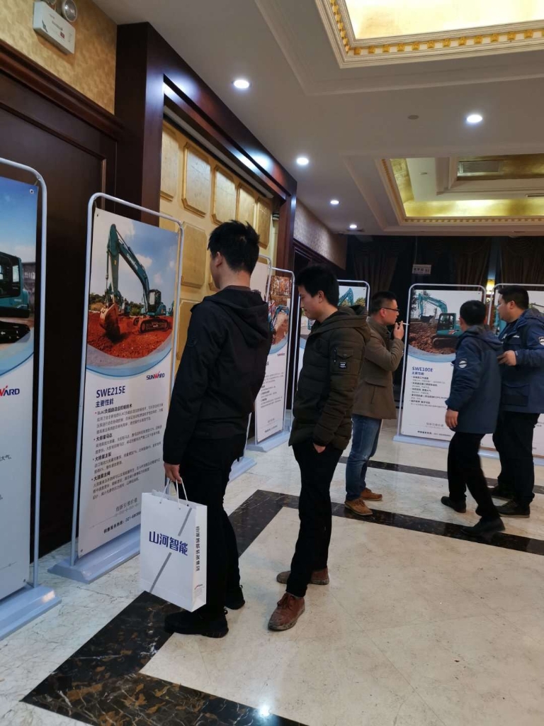 订货会场锦旗飘飘，客户称买挖机就买胜游网电脑版_胜游(中国)智能