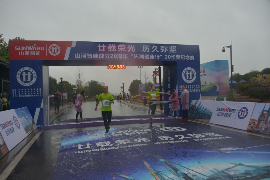 笑对风雨 奋勇奔行——胜游网电脑版_胜游(中国)智能20周年环湖跑跑出精气神